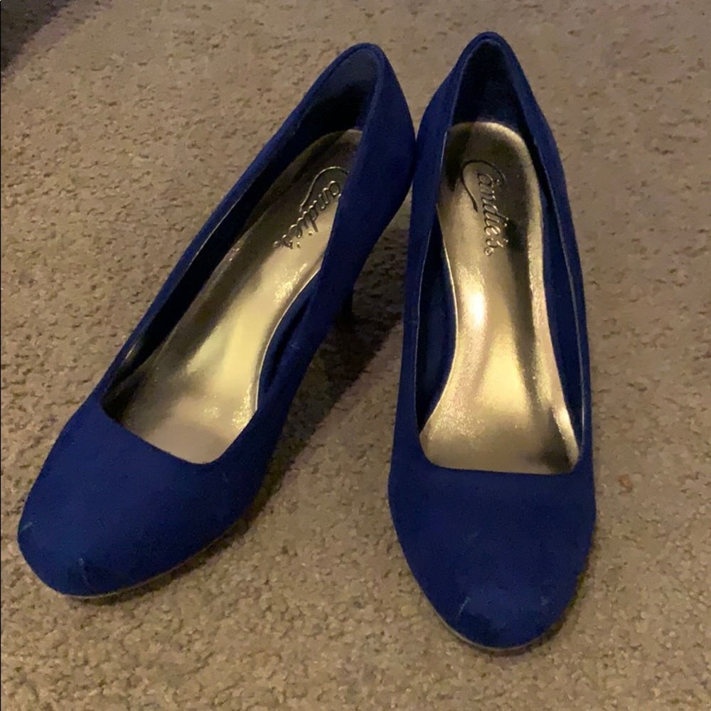 Candie’s blue velvet size 9 heels